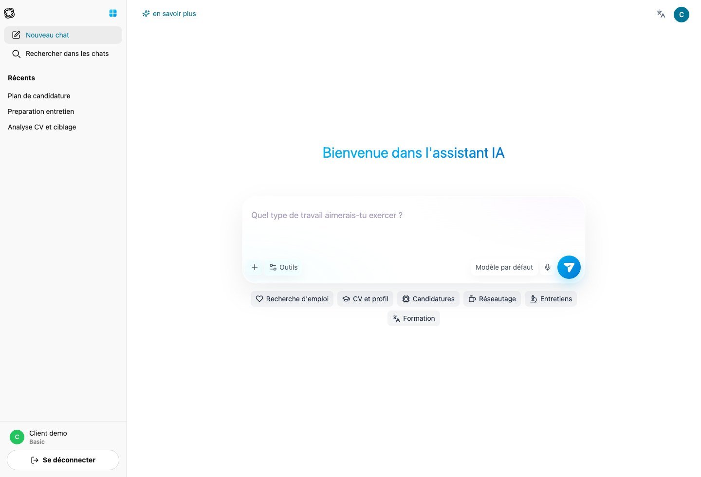 Interface principale avec historique, champ de demande IA et catégories